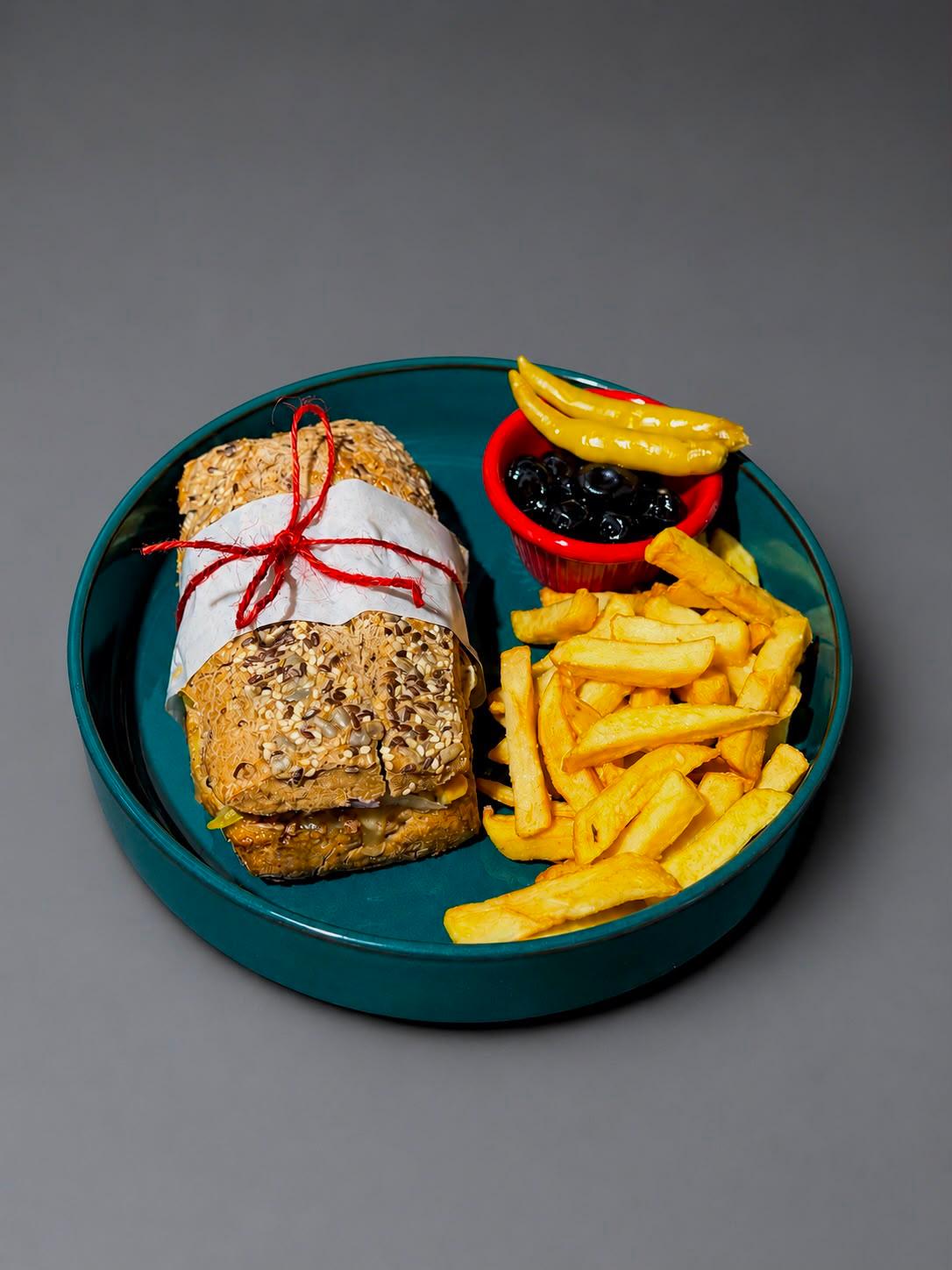 Sandwich Proshut me Salcë Shtëpie + Pomfrit me Bukë Integrale