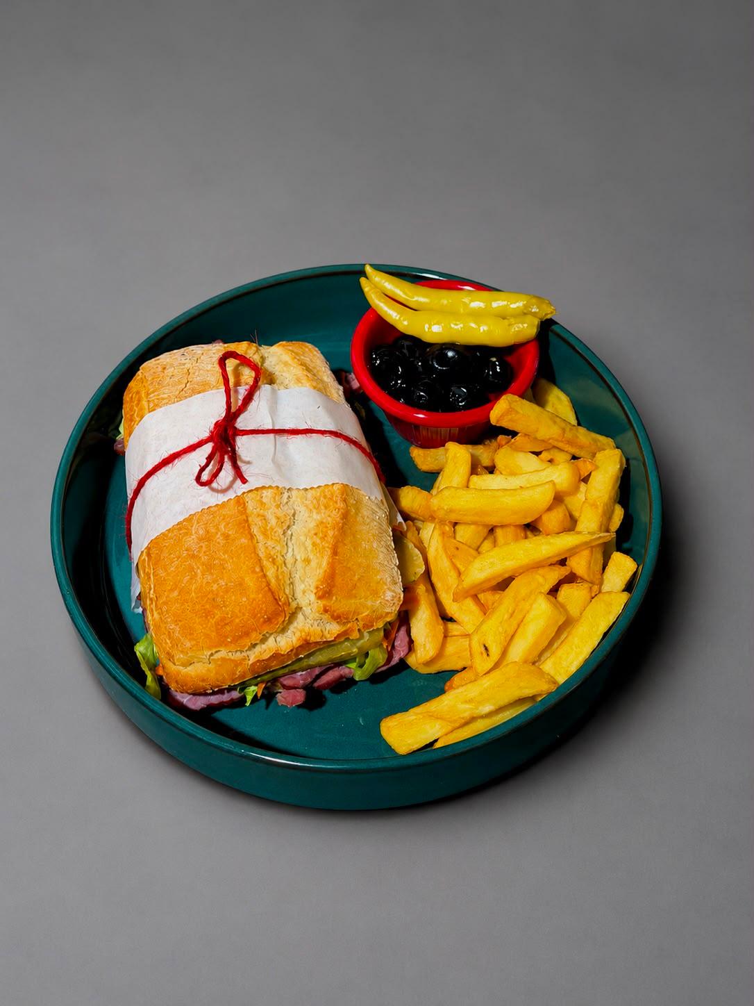 Sandwich Proshut me Salcë Shtëpie + Pomfrit (Pesto ose Curry)