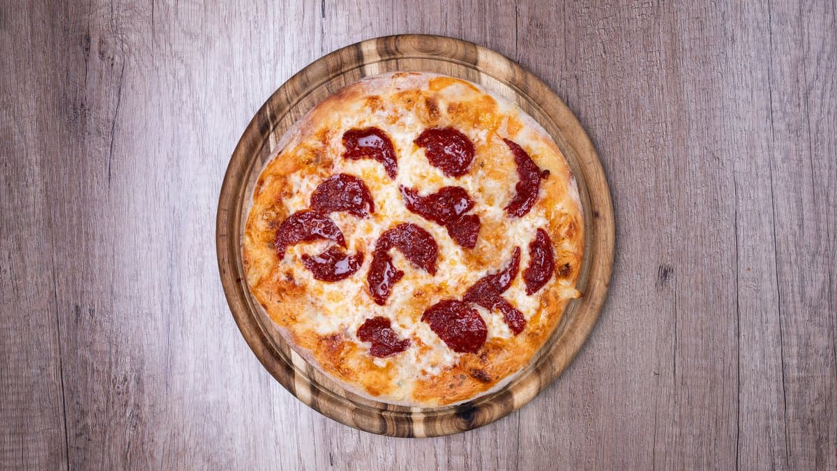 Pizza Pepperoni — E mesme (30cm)