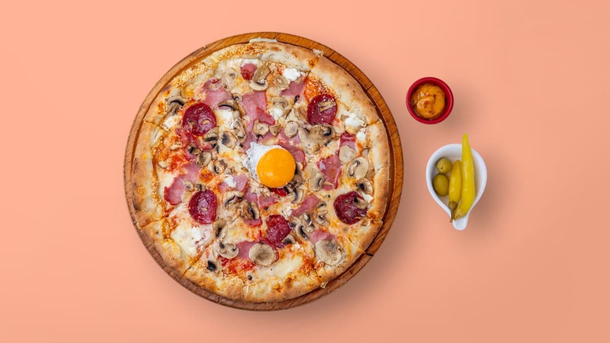 Pizza Crust Lounge — e vogel